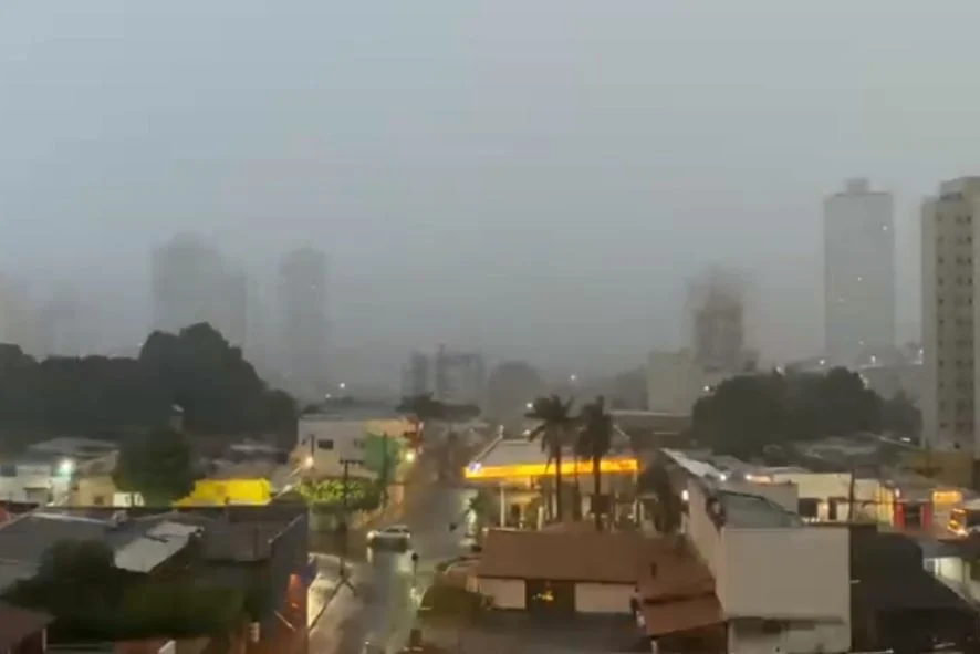 MT:   Temporal causa queda de árvores, falta de energia e danos em Cuiabá