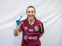 No Dia da Mulher, goleira do Santos pede mais visibilidade ao futebol feminino e fala das dificuldades na profissão