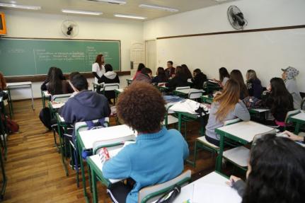 Casal é preso por vender carteiras de estudante falsa em escola do interior