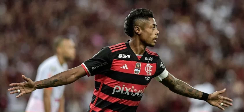 Líder do Brasileiro, Flamengo enfrenta Atlético-MG no Mineirão