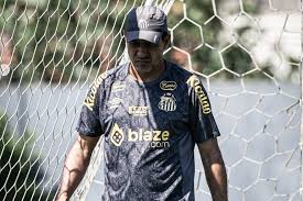 Carille faz treino tático e aprimora bola parada do Santos antes de decisão contra Palmeiras