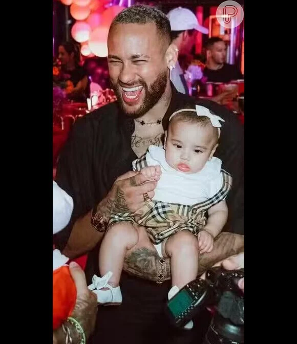 Bebê grifada! 7 vezes que Mavie, filha de Neymar e Bruna Biancardi, usou looks de grifes aos 7 meses de vida