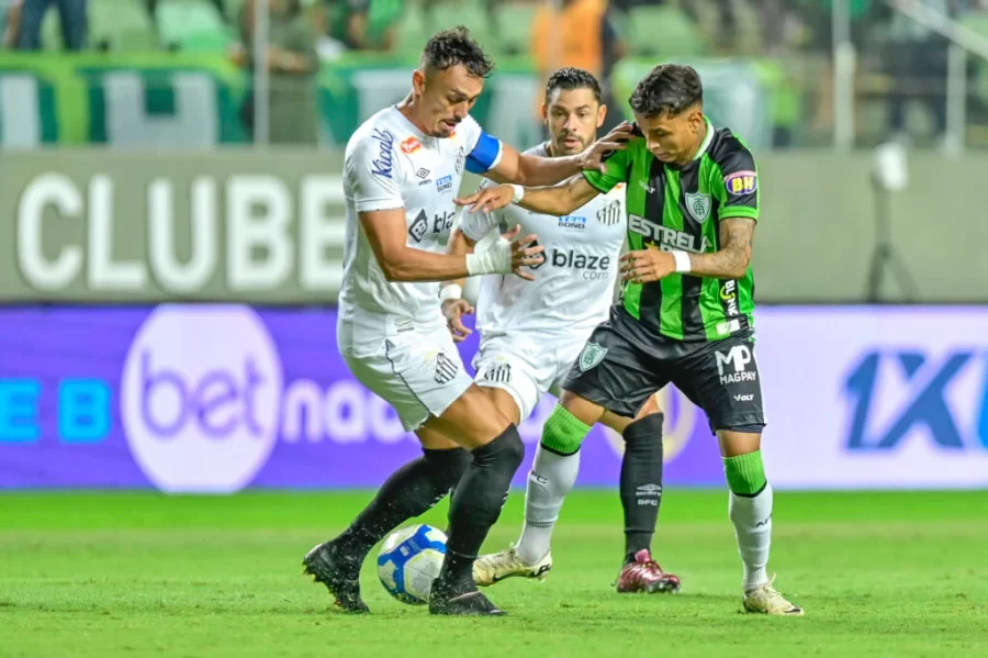 Com gol polêmico, Santos perde confronto direto com América-MG e pode deixar ponta da Série B