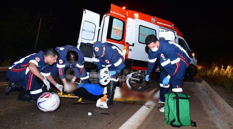 Motociclista fica gravemente ferido após carro invadir Anel Viário em marcha ré e provocar acidente