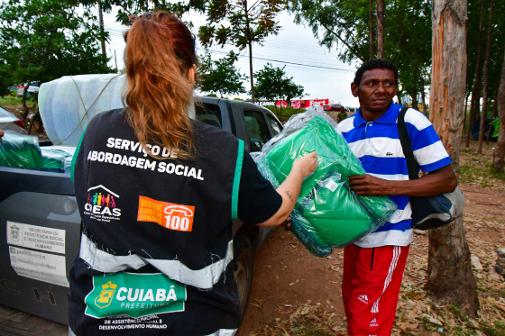 MT:  FRENTE FRIA:   Prefeitura destina mais de 200 cobertores da campanha Aquece Cuiabá à população em situação de rua