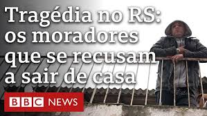 Os moradores que continuam dentro de casas inundadas pelas chuvas no Rio Grande do Sul