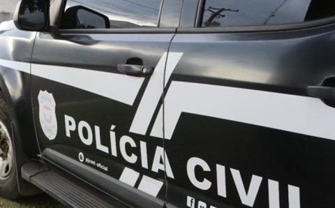 Homem preso por violência doméstica é flagrado com rifle e centenas de munições