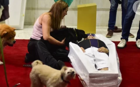 Velório do cantor Nahim: ex-mulher tem crise de choro, e caixão é colocado no chão para cães se despedirem do artista