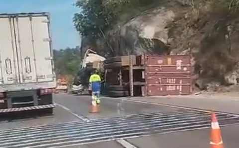 MT:   NA BR-364:   Motorista morre após carreta bater em paredão e tombar na Serra de São Vicente