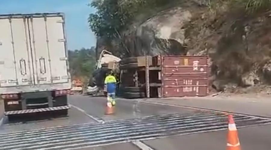 MT:   NA BR-364:   Motorista morre após carreta bater em paredão e tombar na Serra de São Vicente