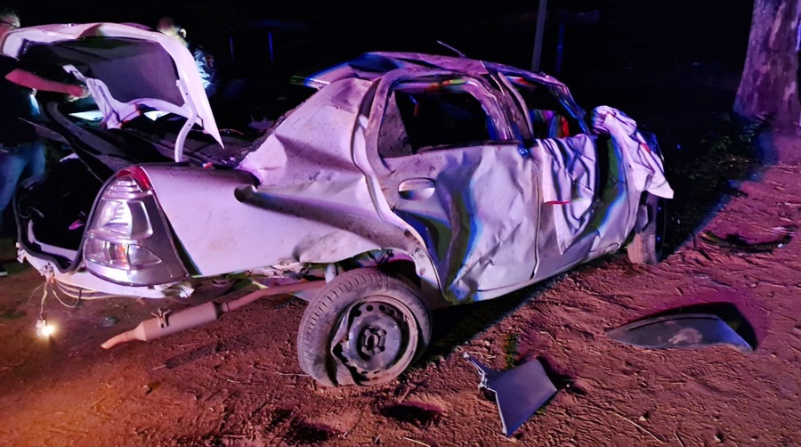 20 KM DE RONDONÓPOLIS: Carro fica totalmente destruído após capotamento na MT-270; casal foi socorrido