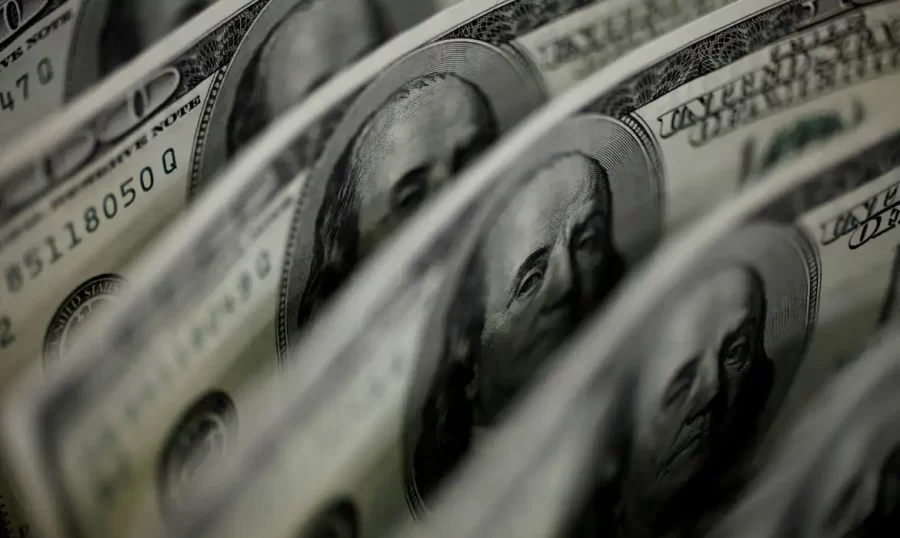 Dólar fecha em R$ 5,66 após superar R$ 5,70 durante o dia