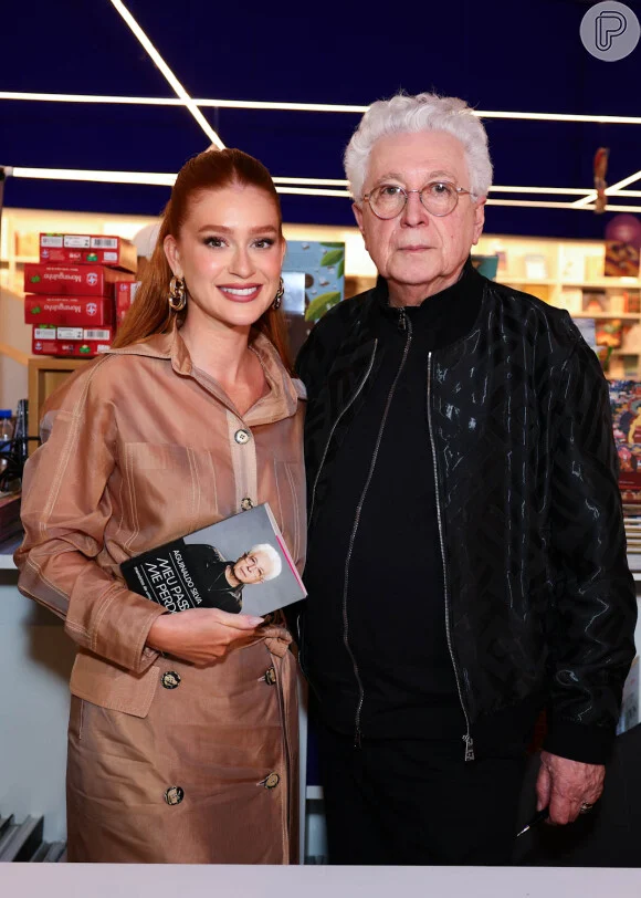 Marina Ruy Barbosa chama atenção por aliança de noivado milionária em lançamento de novo livro de Aguinaldo Silva.