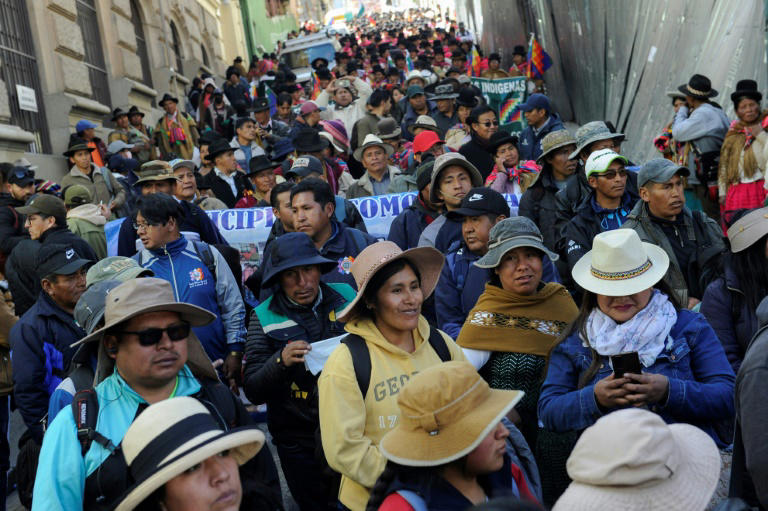 Milhares de bolivianos marcham em apoio a Luis Arce duas semanas após tentativa de golpe