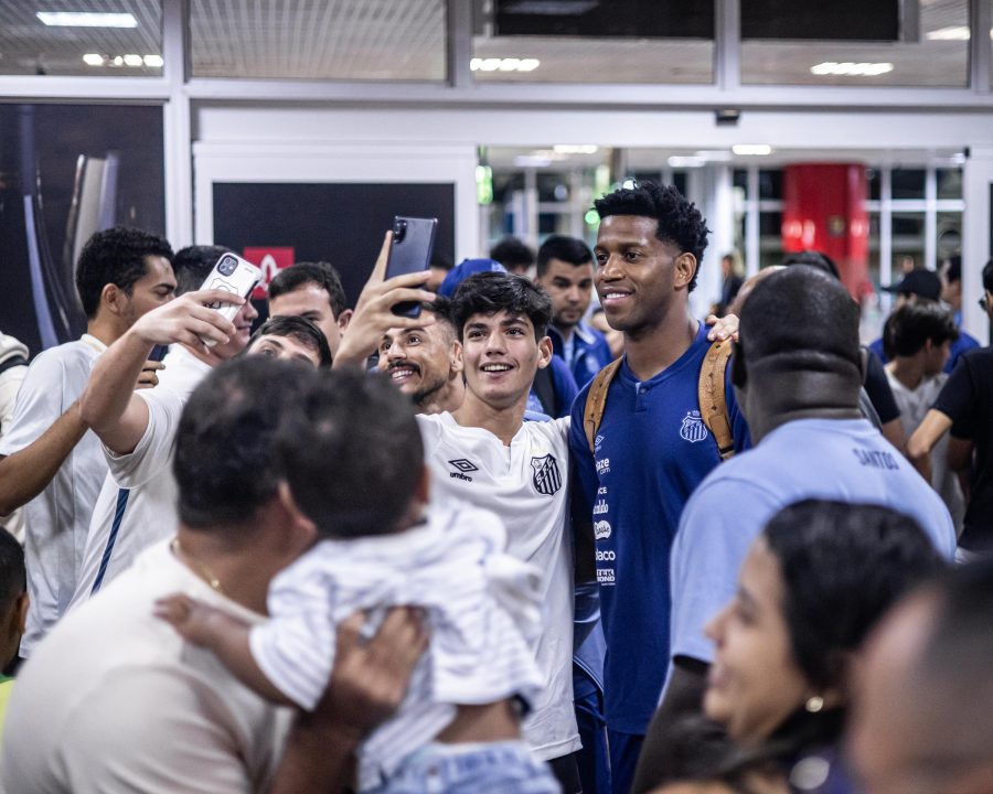 Santos desembarca em Maceió para duelo com o CRB e é recebido com festa