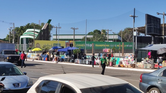 MT:   QUEM PERDEU TUDO:   Lojistas do Shopping Popular tentam recomeçar instalando banca em calçadas