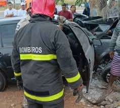 Bombeiros militares resgatam homem que ficou preso a ferragens de carro após acidente