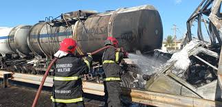 Bombeiros combatem incêndio após colisão entre duas carretas e um ônibus em Rondonópolis