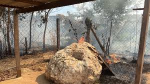 Corpo de Bombeiros Militar combate incêndio em área de vegetação no Morro da Luz em Cuiabá