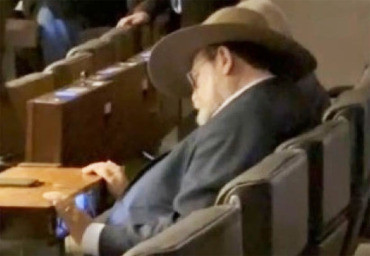 MT:  NOS BRAÇOS DE MORFEU:   Deputado de MT dá mau exemplo e dorme durante discussão na Câmara