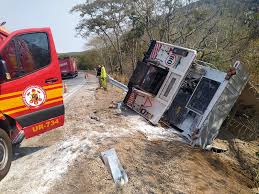 Bombeiros militares retiram corpo de caminhoneiro que ficou preso às ferragens em acidente na BR-070