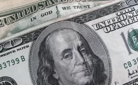 Dólar sobe contra moedas globais com busca de proteção após pane e quadro político nos EUA
