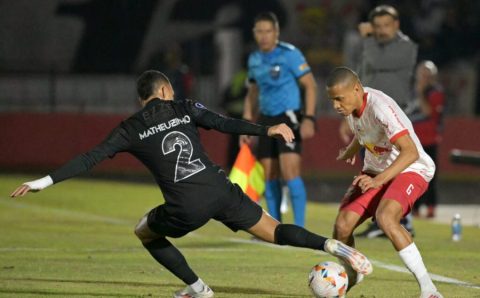 Talles Magno marca, Corinthians bate Bragantino com time alternativo e abre vantagem na Sul-Americana