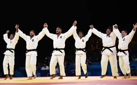 Judô brasileiro fecha Olimpíada com bronze por equipes