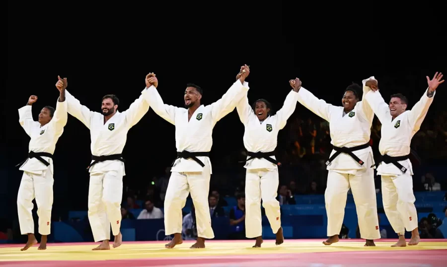 Judô brasileiro fecha Olimpíada com bronze por equipes