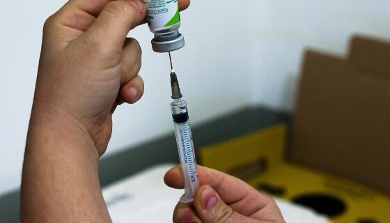 Saúde negocia compra de 25 mil doses de vacina contra mpox