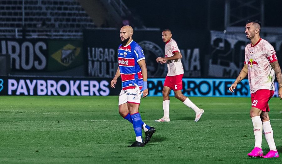 Com gol no apagar das luzes, Fortaleza vence Bragantino e assume liderança do Brasileirão