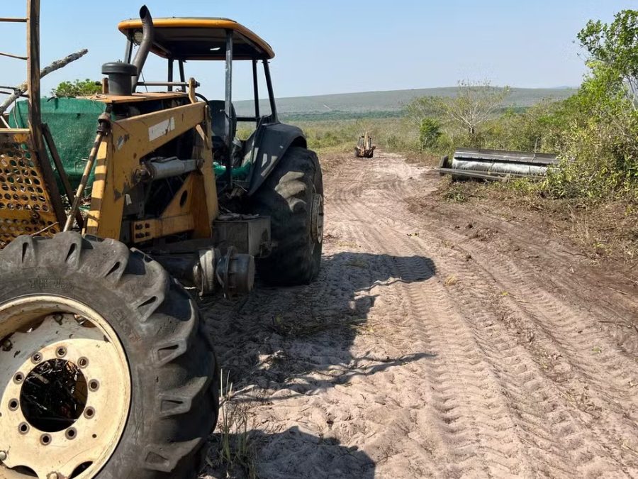 MT:  Produtores rurais contratam avião para combater incêndio em área de Cerrado que já dura 1 mês em MT