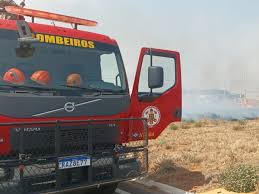 Bombeiros militares combatem incêndio em vegetação em Primavera do Leste