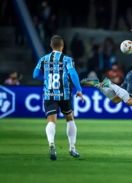 Grêmio toma susto, mas bate Atlético-GO de virada pelo Brasileirão