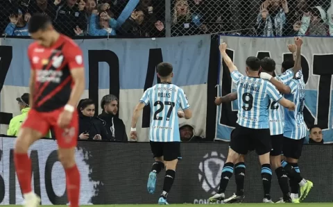 Athletico-PR toma goleada na Argentina, e Racing será rival do Corinthians na semi da Sul-Americana