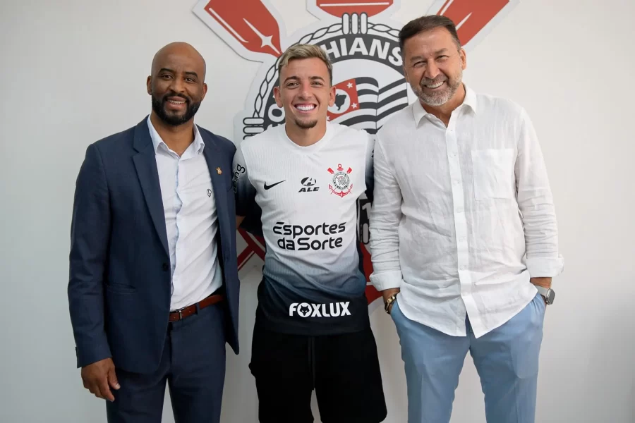 Corinthians renova contrato com volante Ryan até o fim de 2028