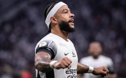 Corinthians ganha do Atlético-GO na estreia de Memphis Depay, mas não sai do Z4 do Brasileiro