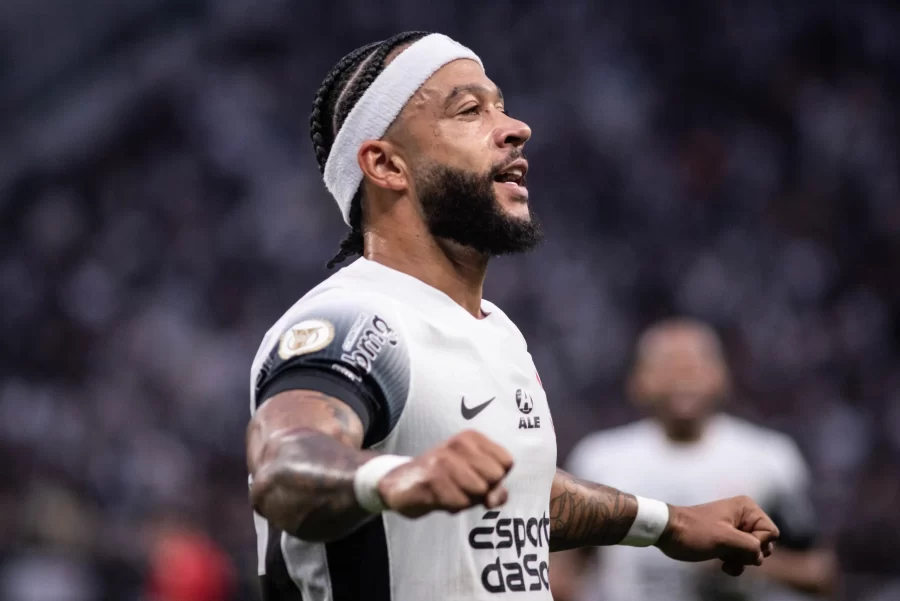 Corinthians ganha do Atlético-GO na estreia de Memphis Depay, mas não sai do Z4 do Brasileiro