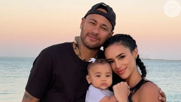 Família feliz! Neymar e Bruna Biancardi posam na piscina em viagem para Dubai e maiô fofíssimo de Mavie rouba a cena.