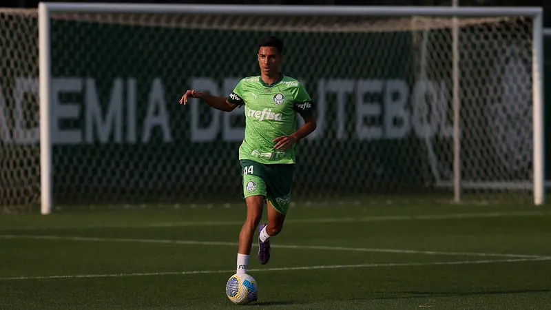 Vitor Reis inicia processo de transição física e deve reforçar o Palmeiras após data Fifa