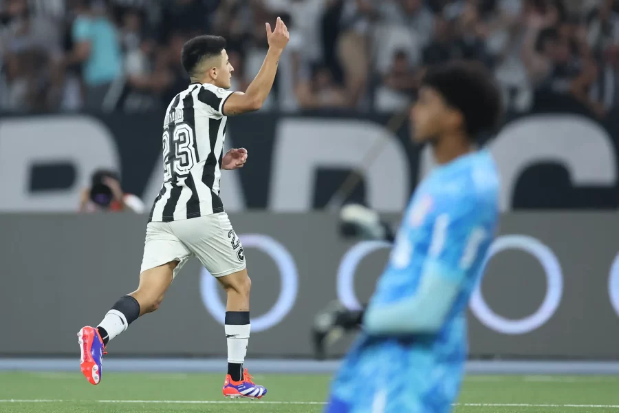 Com pênalti errado por Romero, Corinthians perde do Botafogo e cai para o 18º lugar do Brasileirão