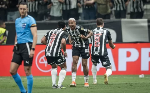 Hulk erra pênalti contra o Fluminense, mas Deyverson faz dois e põe o Atlético-MG na semi da Libertadores