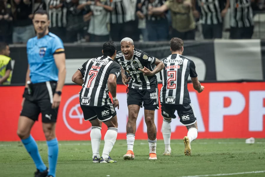 Hulk erra pênalti contra o Fluminense, mas Deyverson faz dois e põe o Atlético-MG na semi da Libertadores