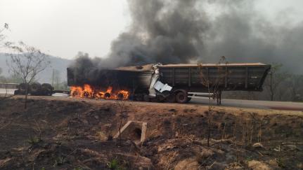 Motorista morre carbonizado em acidente entre dois veículos de carga na BR-163