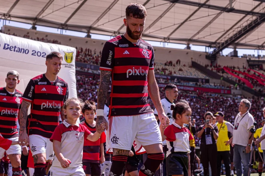 Léo Pereira sofre pancada no joelho e vira nova baixa do Flamengo contra o Corinthians