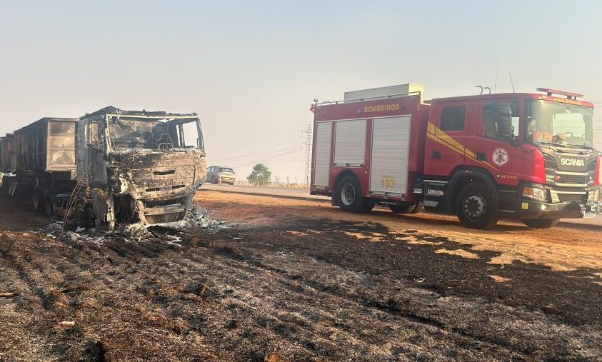 Corpo de Bombeiros combate incêndio em duas carretas carregadas com algodão e areia