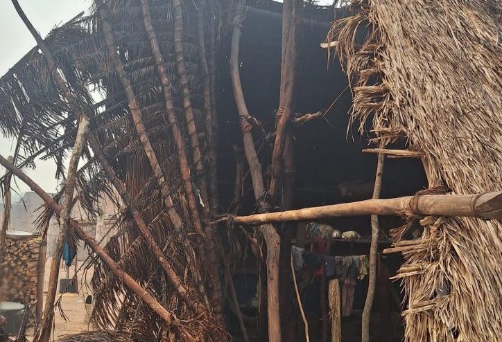 Bombeiros de MT extinguem incêndio em oca provocado por acidente doméstico