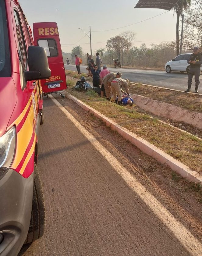 Bombeiros socorrem vítimas de acidente de trânsito na MT-040