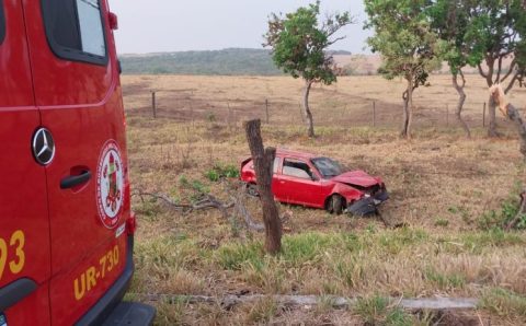 Bombeiros socorrem homem após capotamento de carro às margens de rodovia