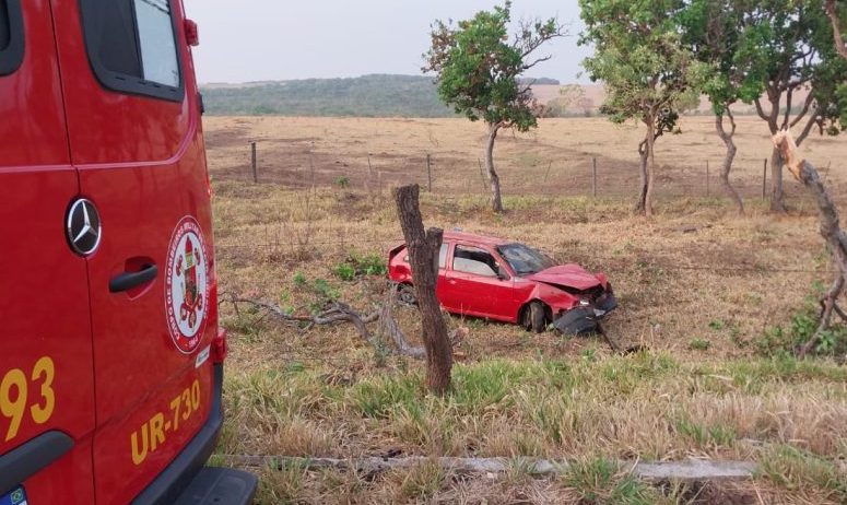 Bombeiros socorrem homem após capotamento de carro às margens de rodovia